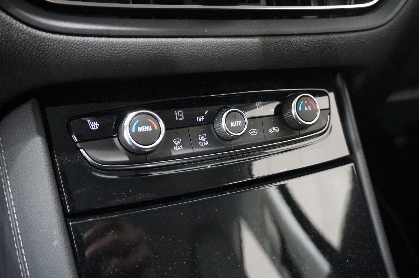Fahrzeugabbildung Opel Grandland (X) ULTIMATE 4HYBRID NAVI/LED/360°/DAB