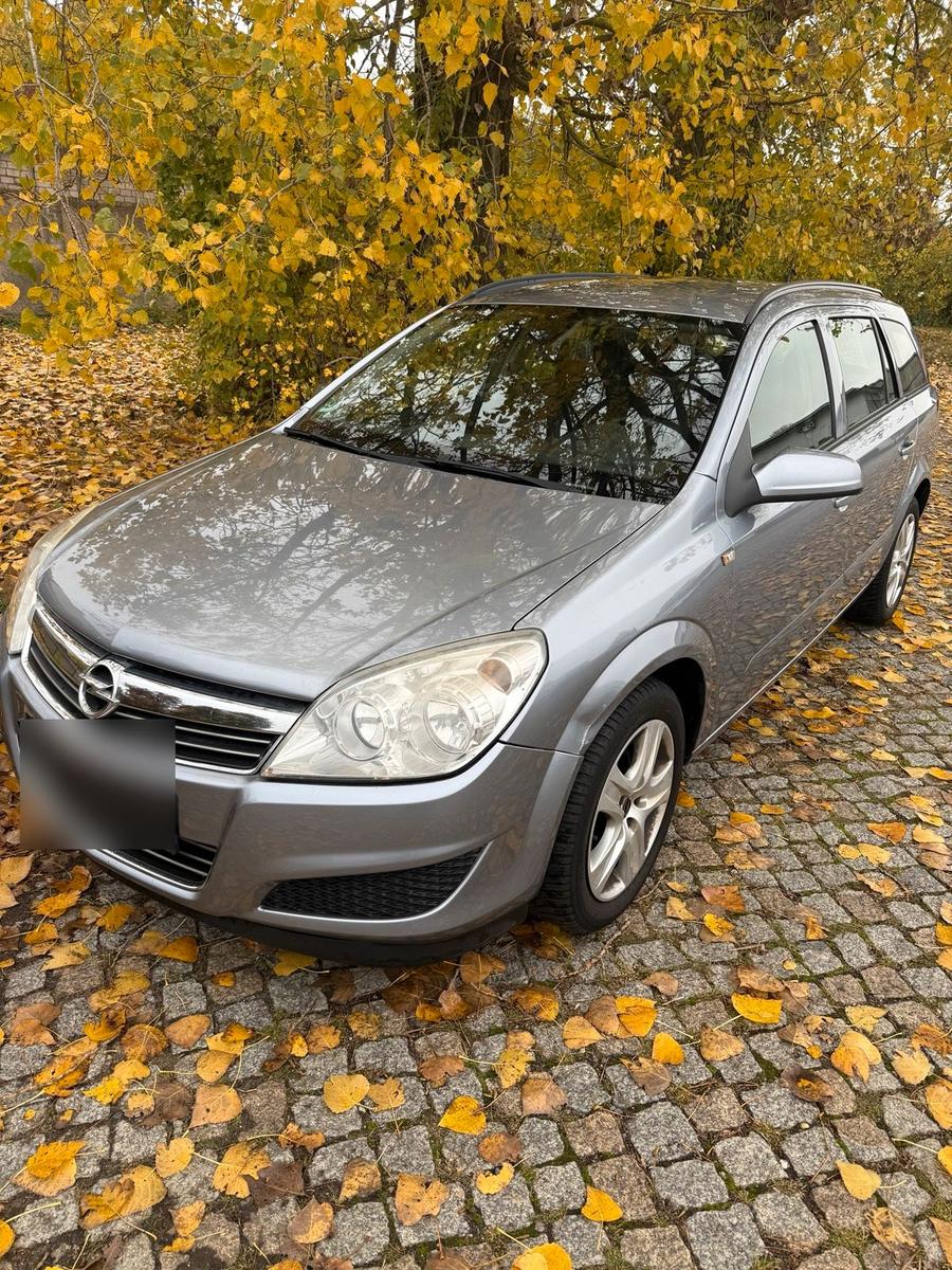 Opel Astra 2008 — rear view