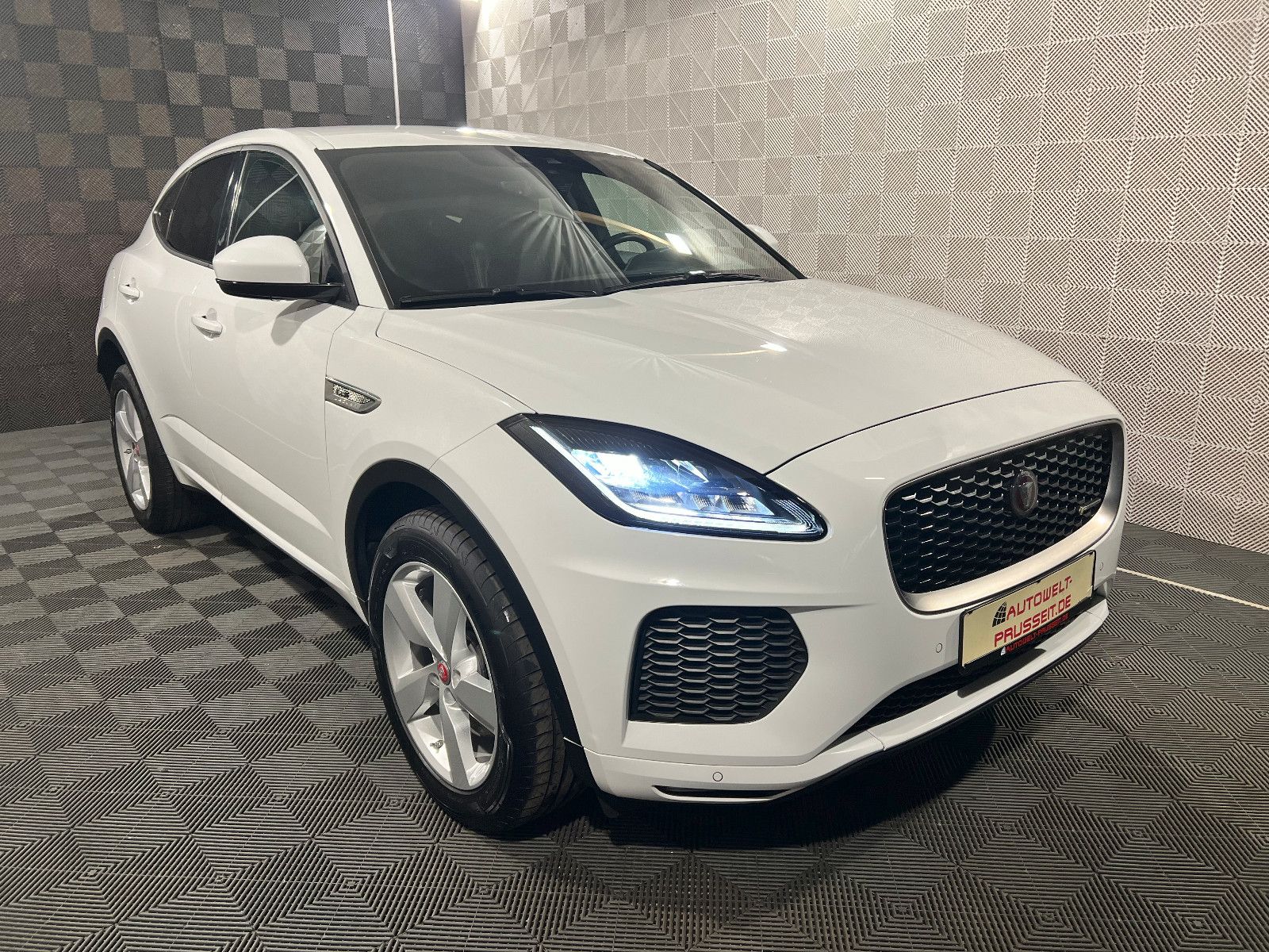 Gebrauchtwagen Jaguar E-Pace E-Pace AWD*R-Dynamic*MERIDIAN-LED-360°K-ACC-19" in Horb am Neckar