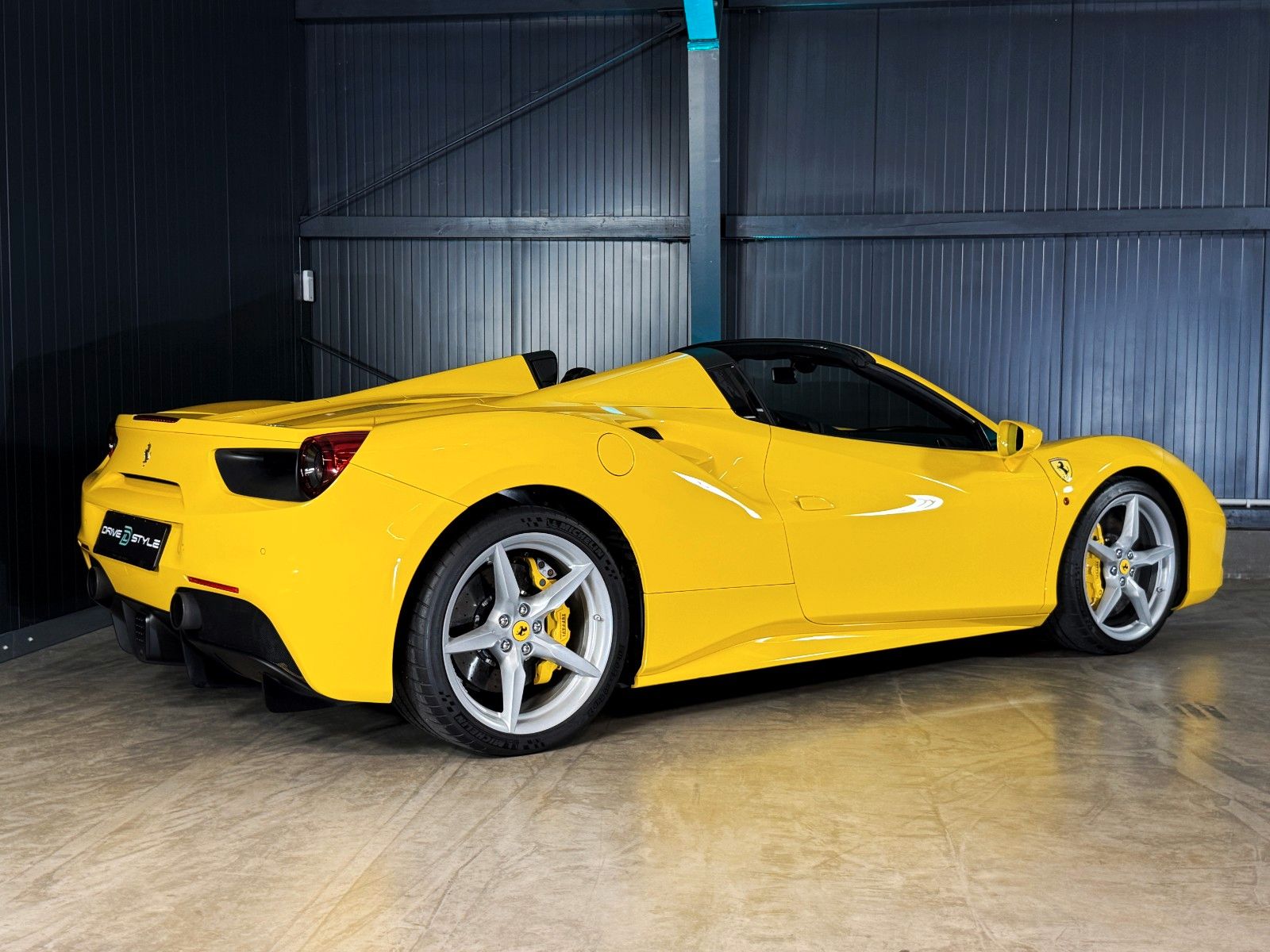 Fahrzeugabbildung Ferrari 488 Spider + Giallo Modena + Scuderia Shields