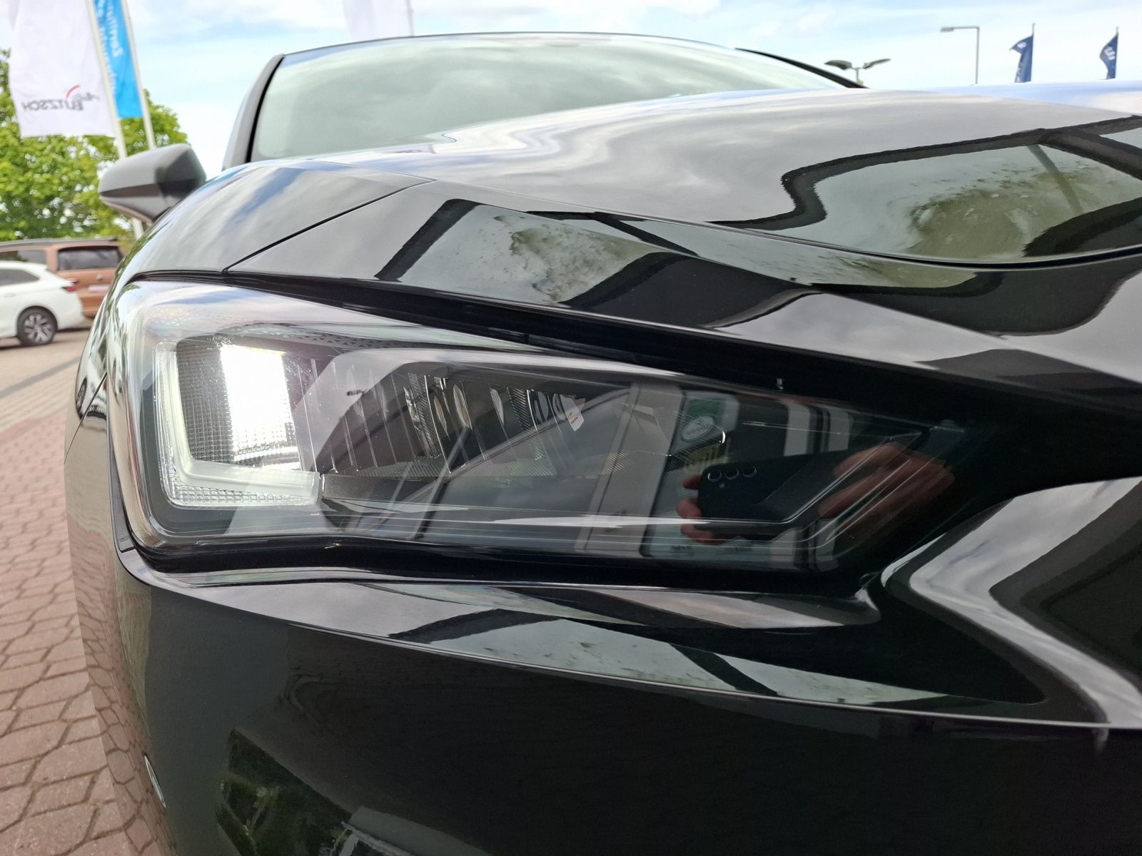 Fahrzeugabbildung SEAT Leon TDI FR-Line LED Navi GRA PDC SH LM