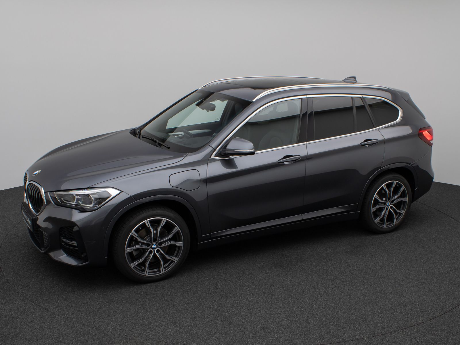 Fahrzeugabbildung BMW X1 xD25e M Sport Panorama Kamera HUD H/K Komfort