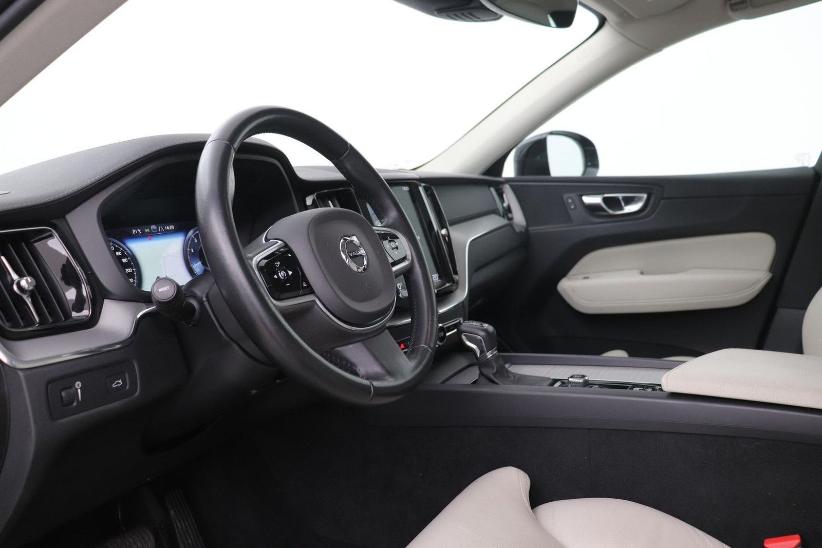 Volvo XC60 T4 Inscription | panorama dach | Head-Up | imagem 3