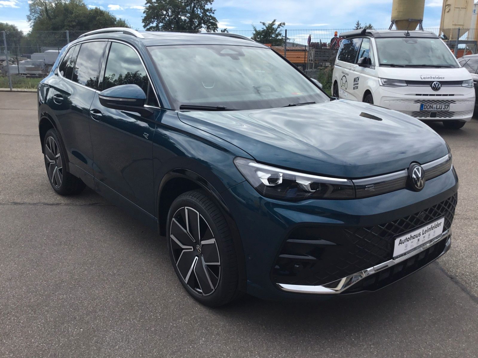 Fahrzeugabbildung Volkswagen Tiguan 2.0 TDI DSG 4M R-Line+AHK+20"+Matrix+Pano