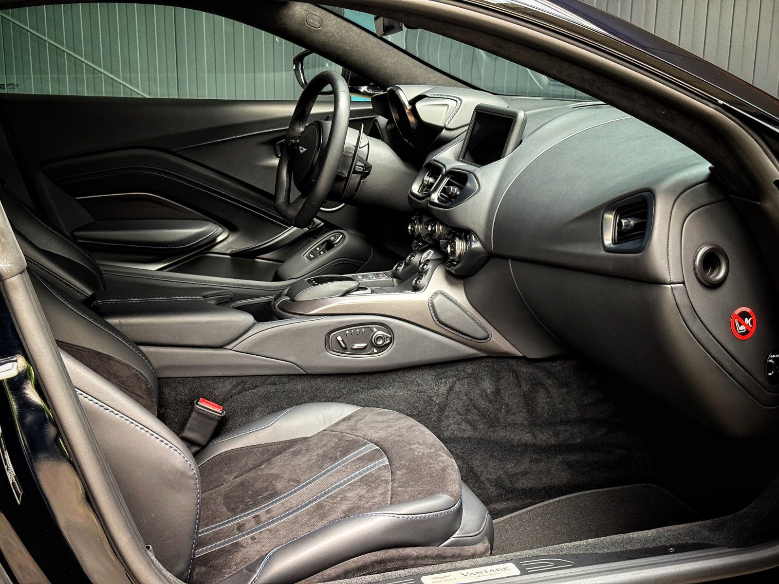 Fahrzeugabbildung Aston Martin V8 Vantage