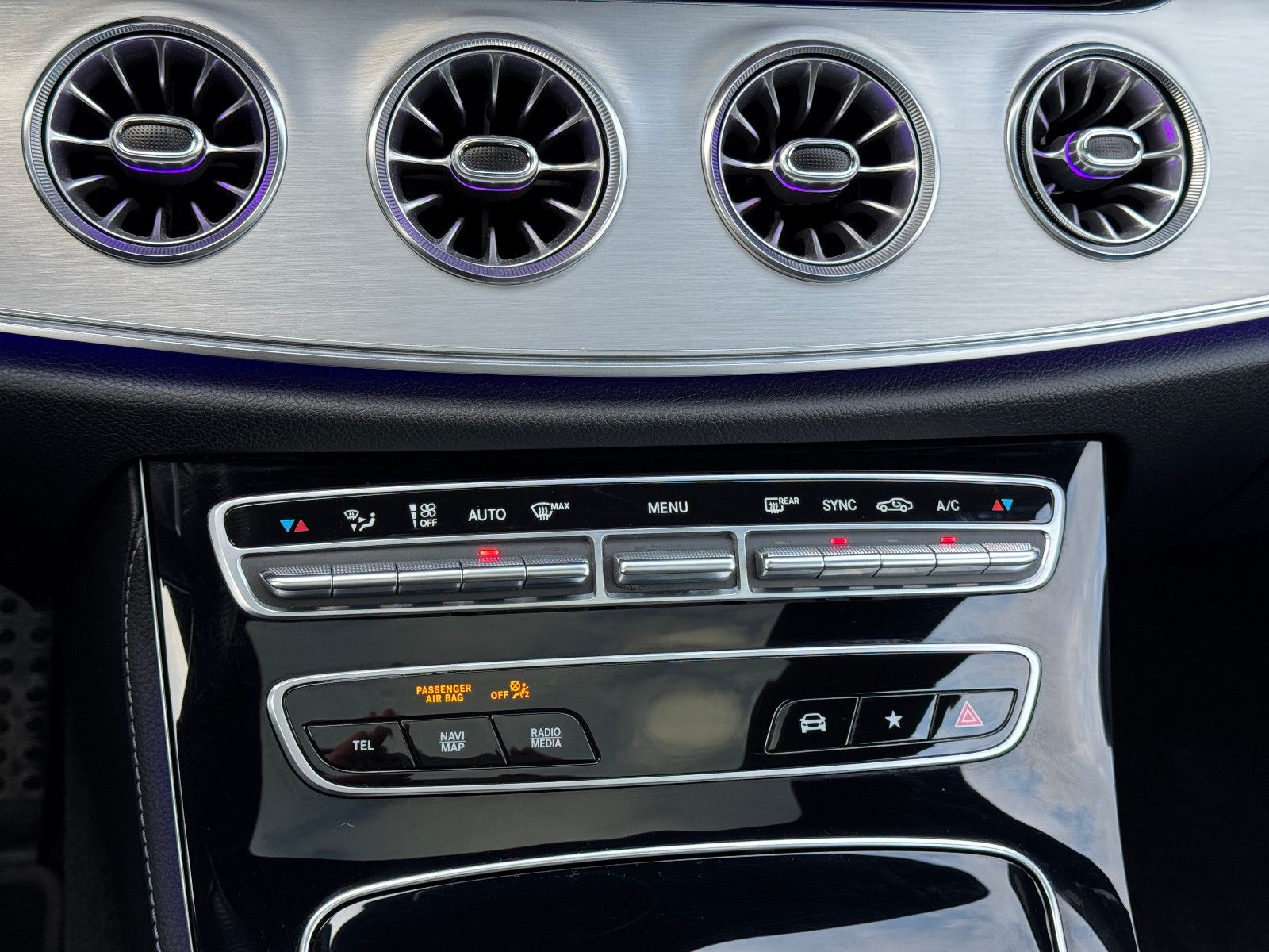 Fahrzeugabbildung Mercedes-Benz E 300 Coupe 9G 2X AMG LINE PANORAMA MBUX 20 ZOLL