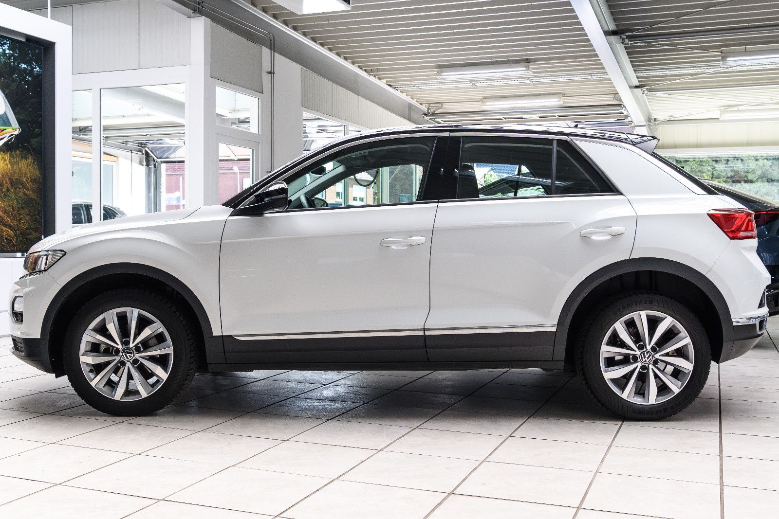 Fahrzeugabbildung Volkswagen T-Roc Style +Bicolor +Navi *GJR+SHZ+LANE ASS