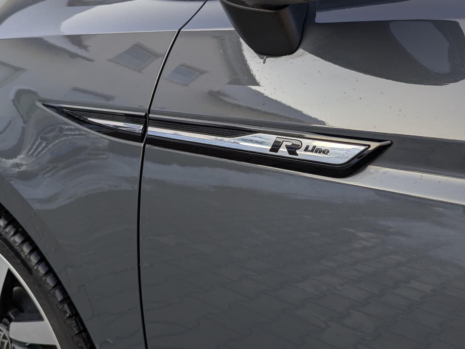 Fahrzeugabbildung Volkswagen Touran 2.0 DSG R-Line High BLACK Pano 7Si IQ AHK