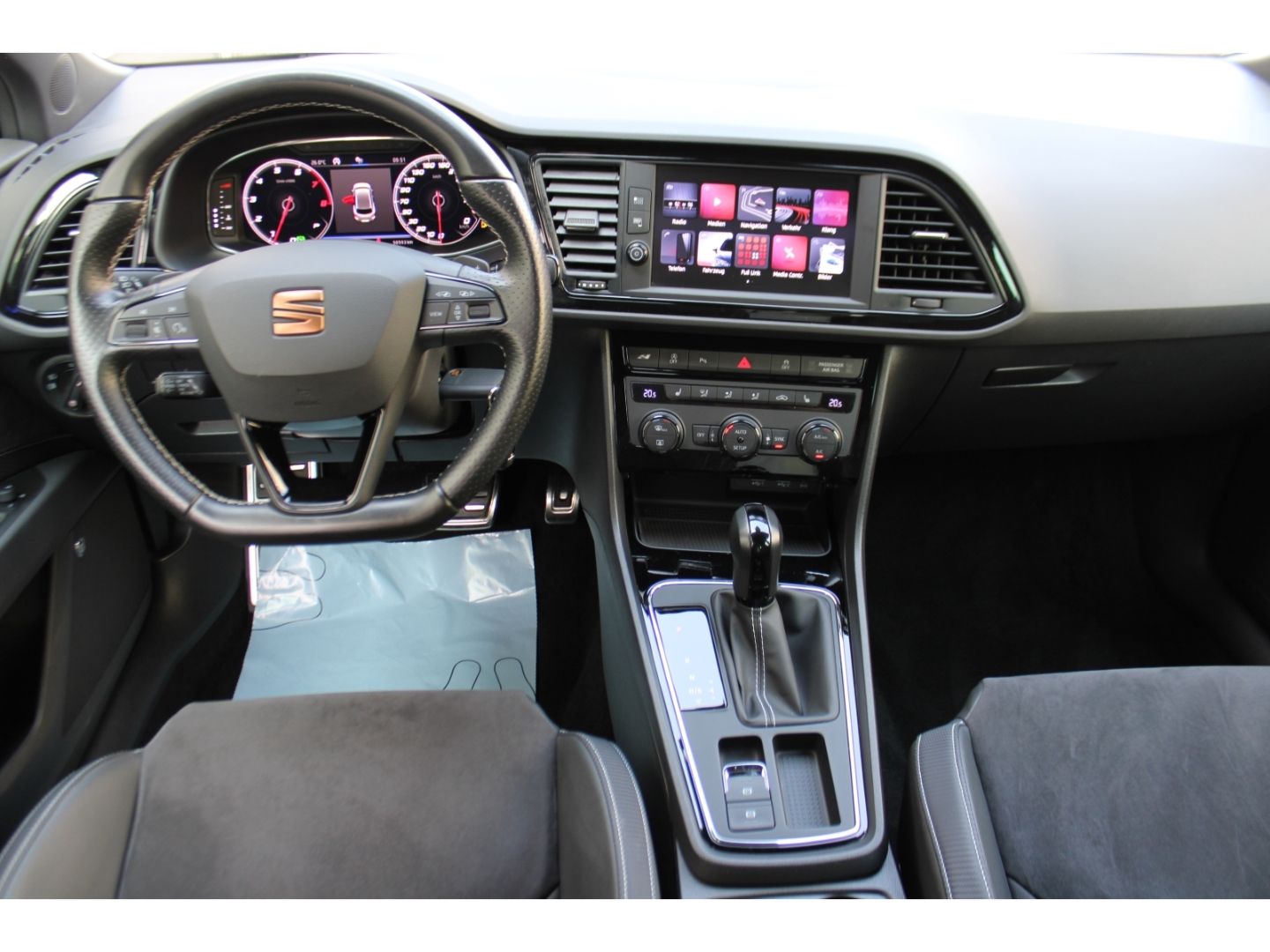 SEAT Leon Cupra 300 4Drive 2.0 TSI ST DSG ACC Navi RF - Image 12