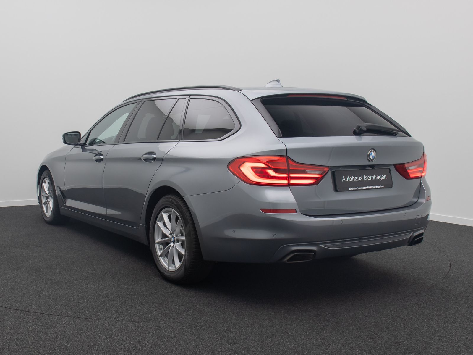 Fahrzeugabbildung BMW 540d xD SportLine 360&deg;HUD AHK DispKey SoftCl H/K