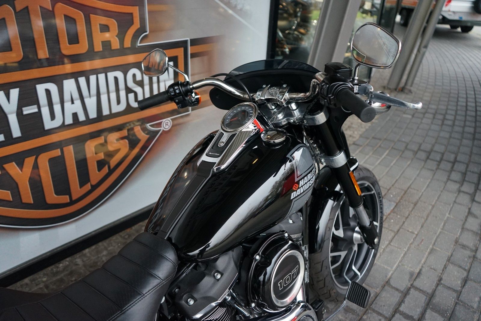 Fahrzeugabbildung Harley-Davidson Softail Sport Glide FLSB 107 mit Miller Auspuff