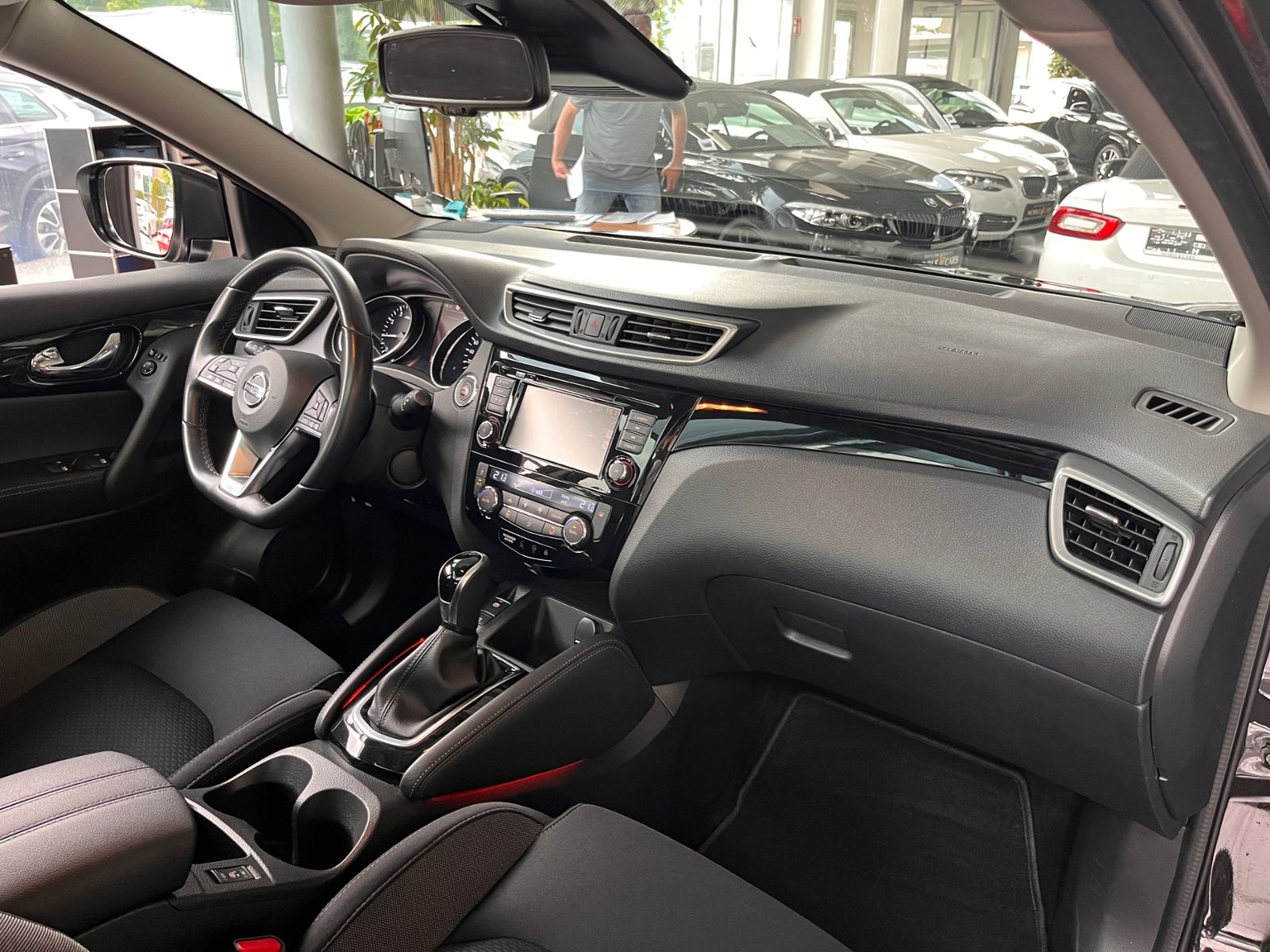 Fahrzeugabbildung Nissan Qashqai Zama AHK PANO NAV RFK SHZ
