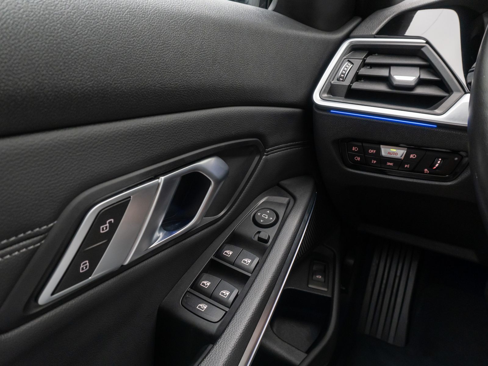 Fahrzeugabbildung BMW 330i Sport Line DAB Alarm MSport Lenkrhzg 19Zoll