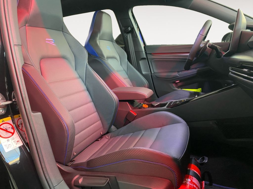 Fahrzeugabbildung Volkswagen Golf Variant R Black Style Harman Carbon VMax270