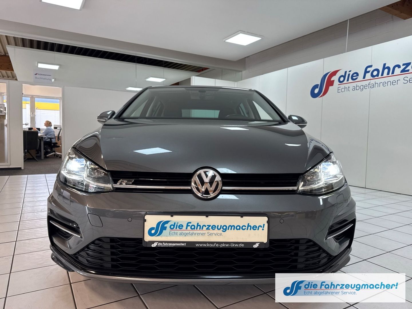 Fahrzeugabbildung Volkswagen Golf VII Highline R-Line Sportpaket Navi LED ACC