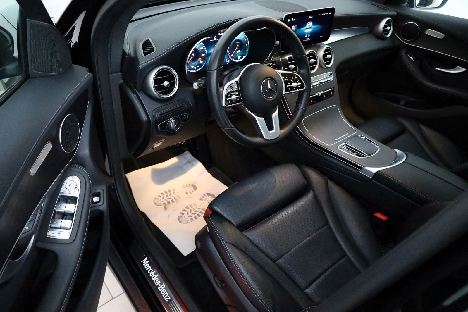 Fahrzeugabbildung Mercedes-Benz GLC 300e Coupe 4M,Leder,Navi,LED,GSD,360Kamera