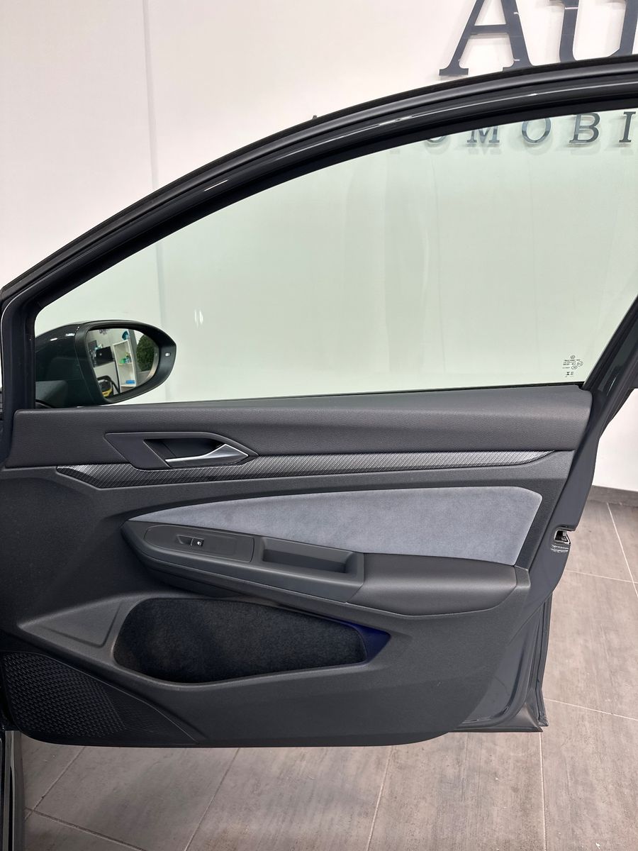 Fahrzeugabbildung Volkswagen Golf Variant R-Line NAV+LED+AHK+KAMERA+ACC+18ZO