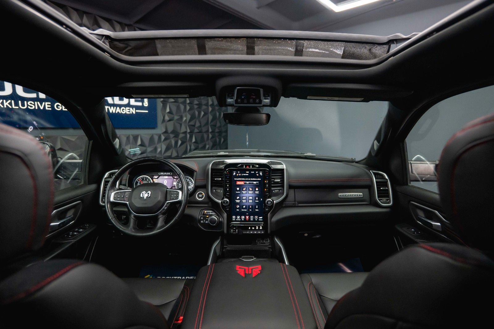 Fahrzeugabbildung Dodge RAM 5.7 V8 HEMI 4x4 OFFROAD Night-Edition *Pano*