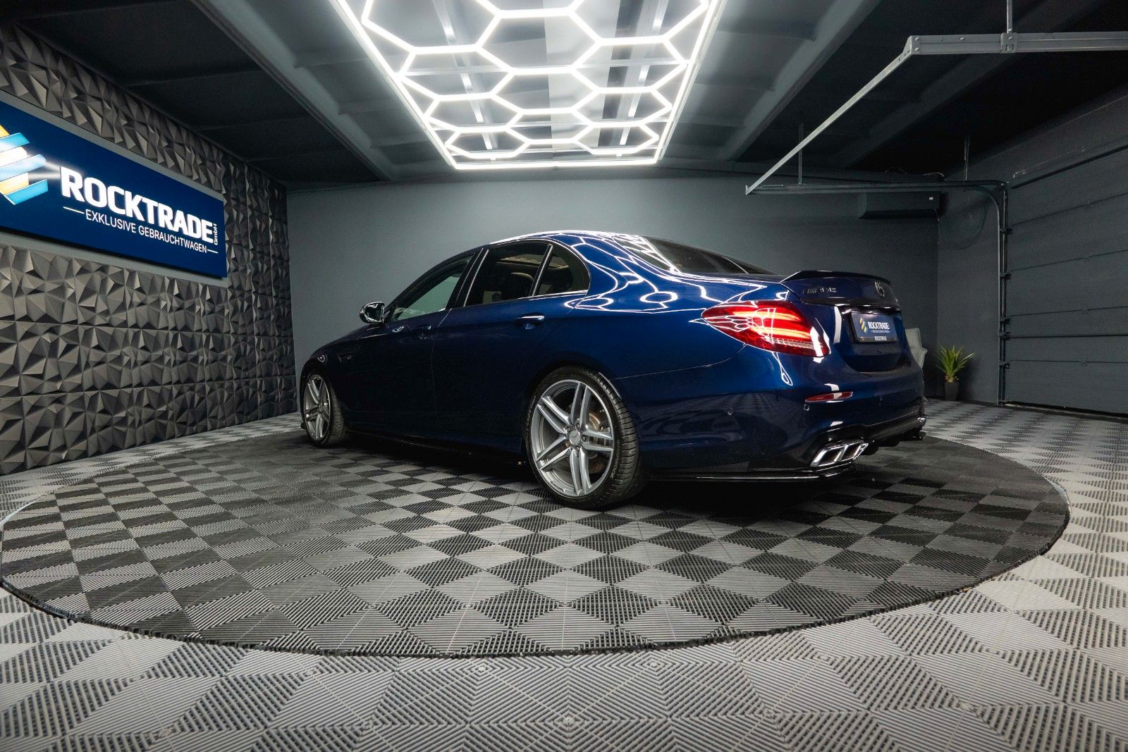 Fahrzeugabbildung Mercedes-Benz E 63 AMG 4Matic+ Night-Paket Drivers Package LED