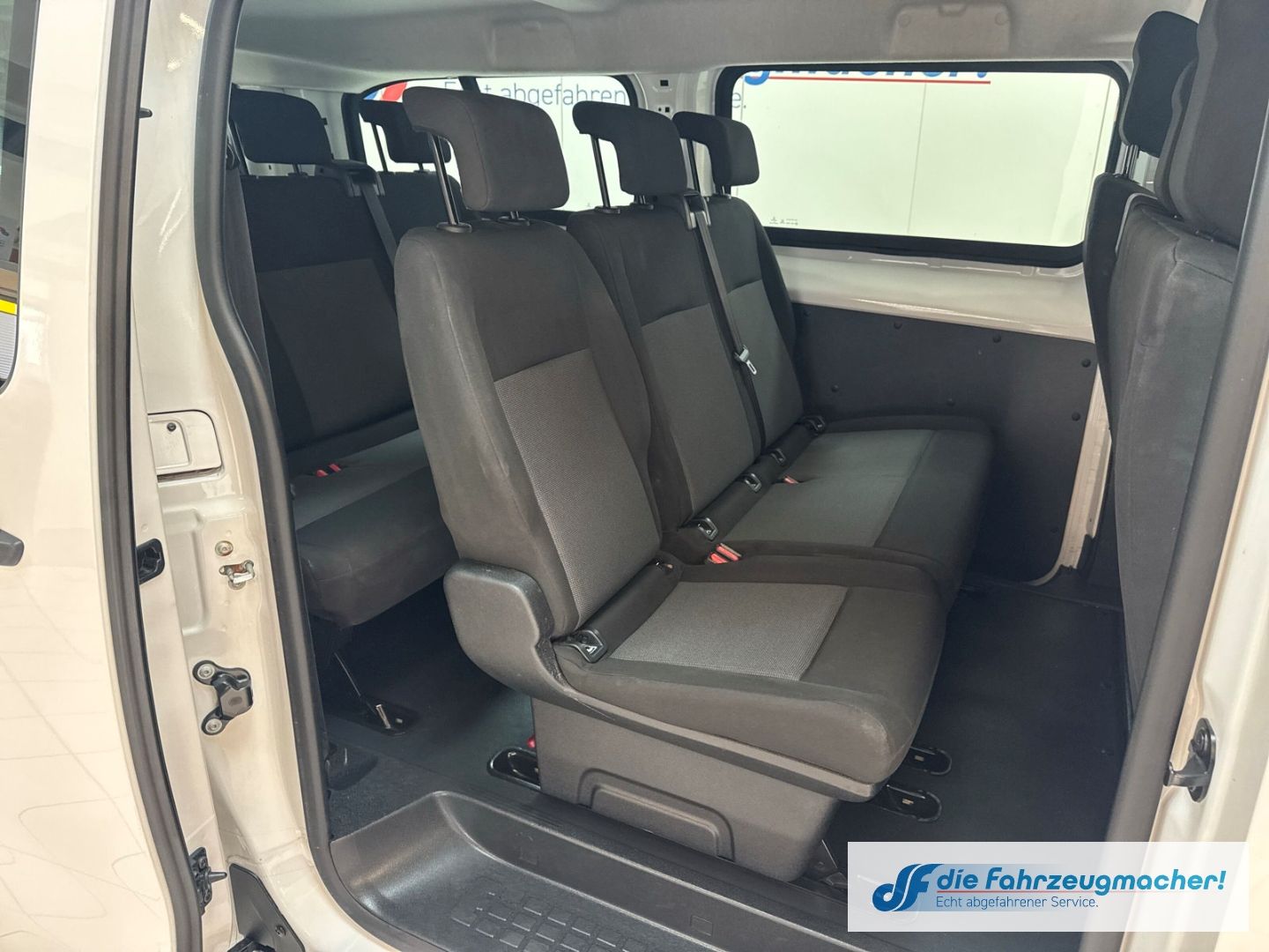 Fahrzeugabbildung Opel Vivaro Kombi L 1.5 D EU6d Apple CarPlay Android