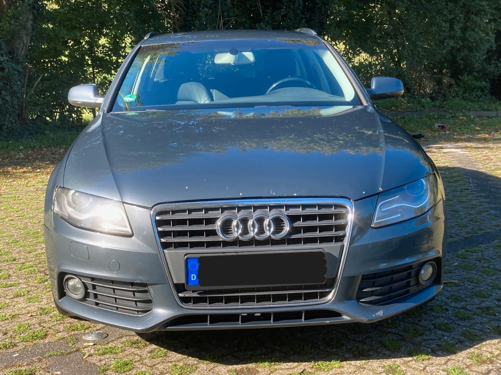 Audi A4 2011 — салон