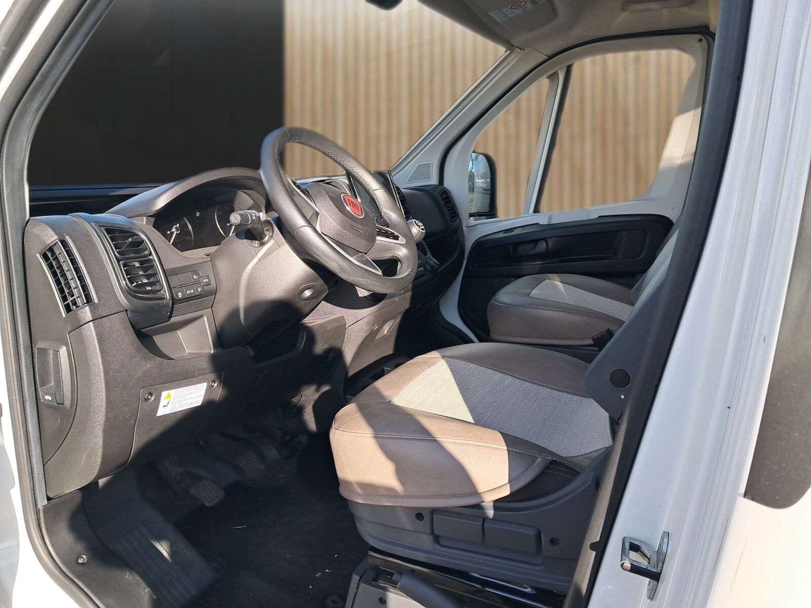 Fahrzeugabbildung Eura Mobil Profila RS 695 EB Mondial Prestige Solar TV/SAT