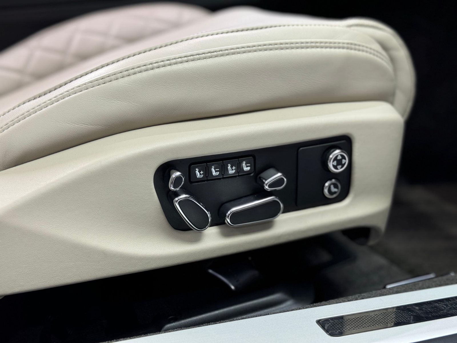 Fahrzeugabbildung Bentley Continental GT 6.0 W12 4WD AKRAPOVIC MASSAGE