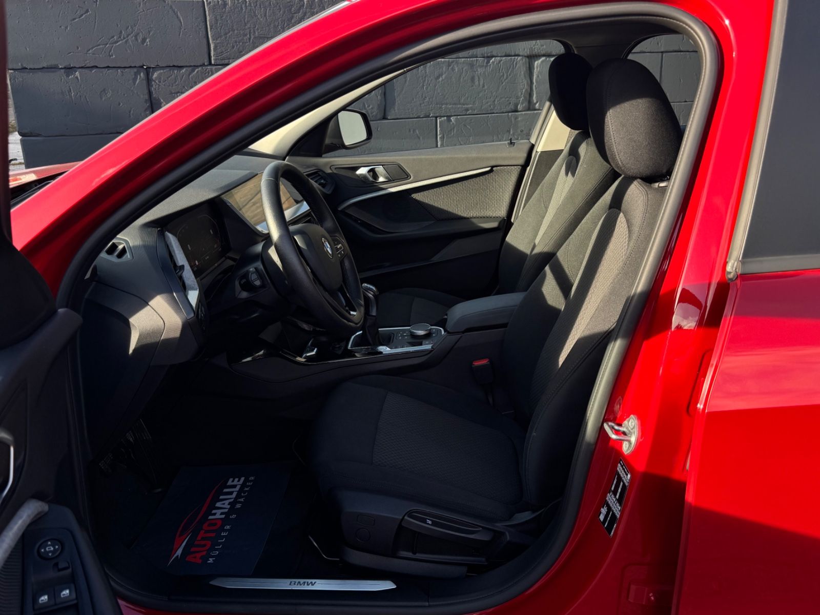 Fahrzeugabbildung BMW 118i F40 Advantage LCProf Navi Temp PDC LED DAB