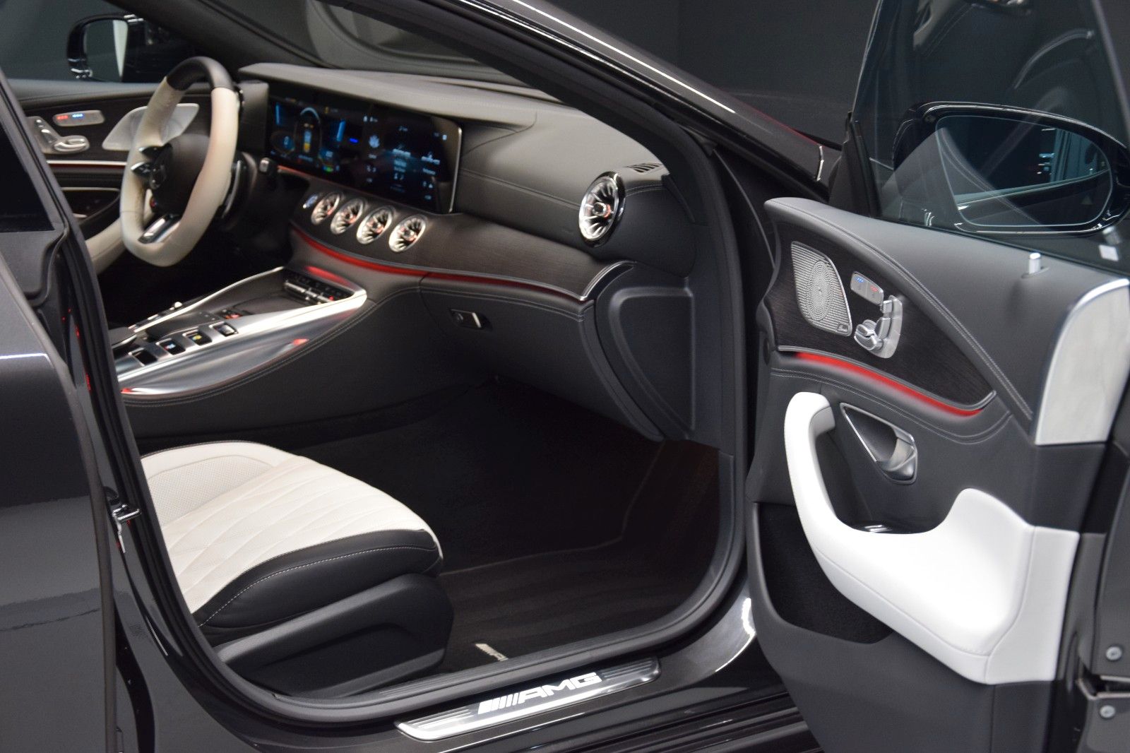 Fahrzeugabbildung Mercedes-Benz AMG GT 43 4-trg. Pano HuD Memory Burmester