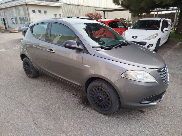 Lancia Ypsilon 0.9 TwinAir 85 CV 5 porte Metano 