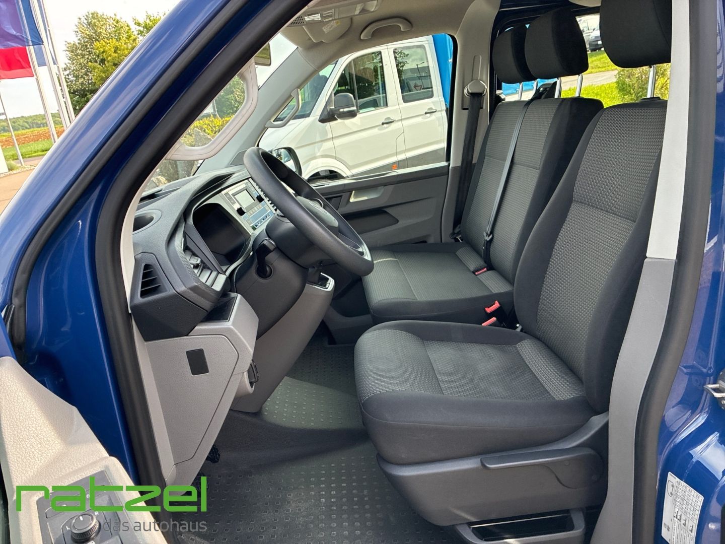 Fahrzeugabbildung Volkswagen T6.1 Kombi 2.0 TDI DAB Notbremsass. PDC 9-Sitzer