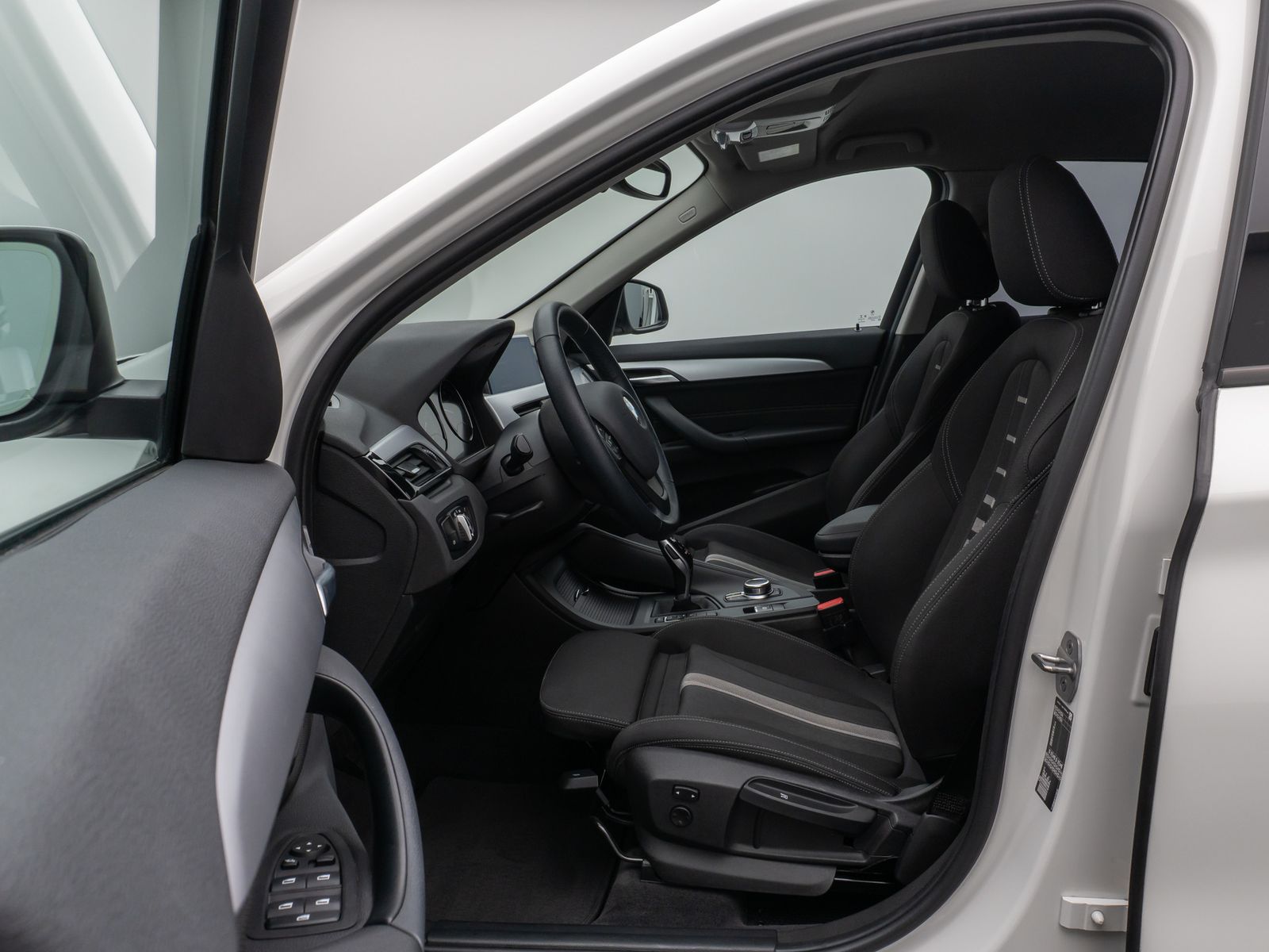 Fahrzeugabbildung BMW X1 sD18i Parkassistent DAB HiFi Navi LED Sport