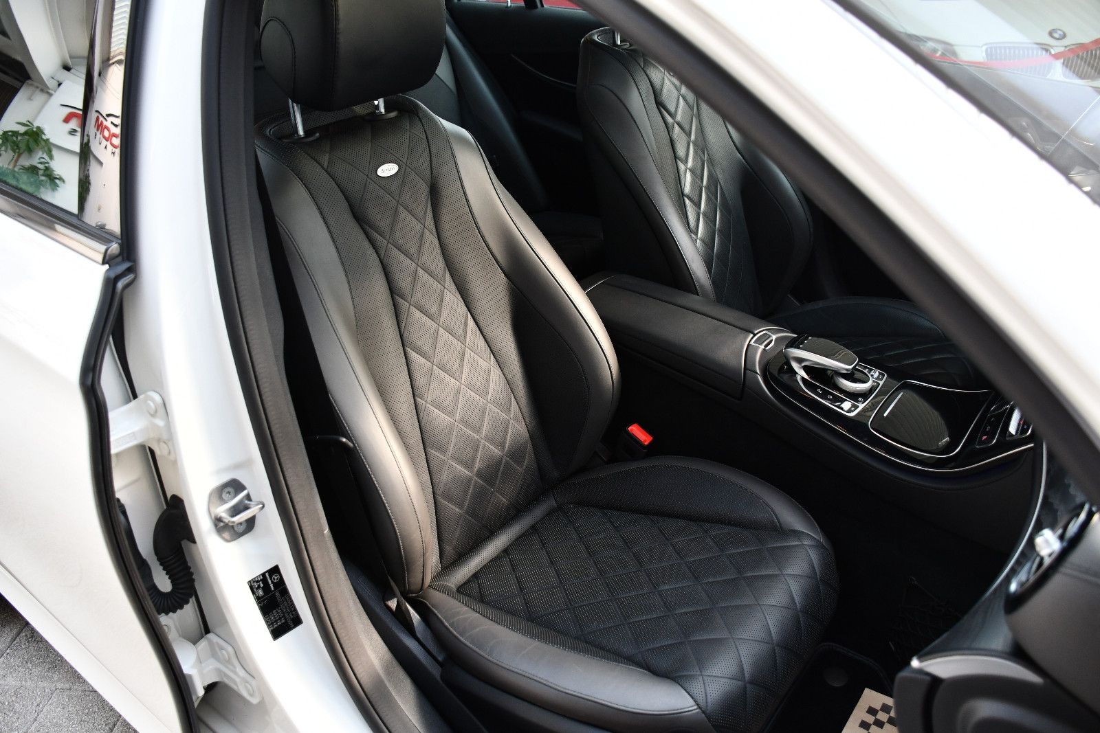 Mercedes-Benz E220d Designo AMG-Line Distronic 360° Ahk 1.Hand foto 15