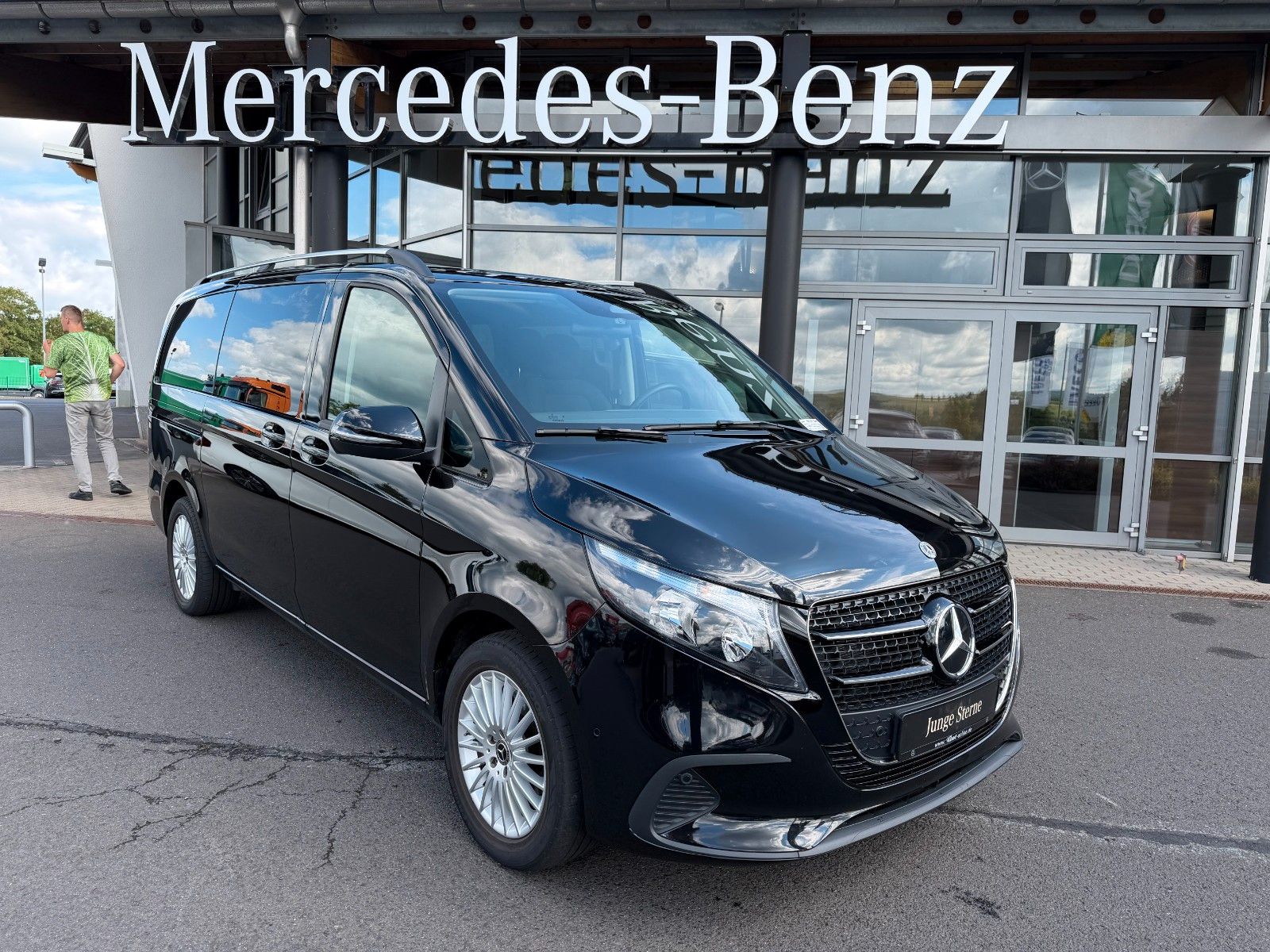 Fahrzeugabbildung Mercedes-Benz V 220 d DISTRONIC AHK2,5to 7Sitze