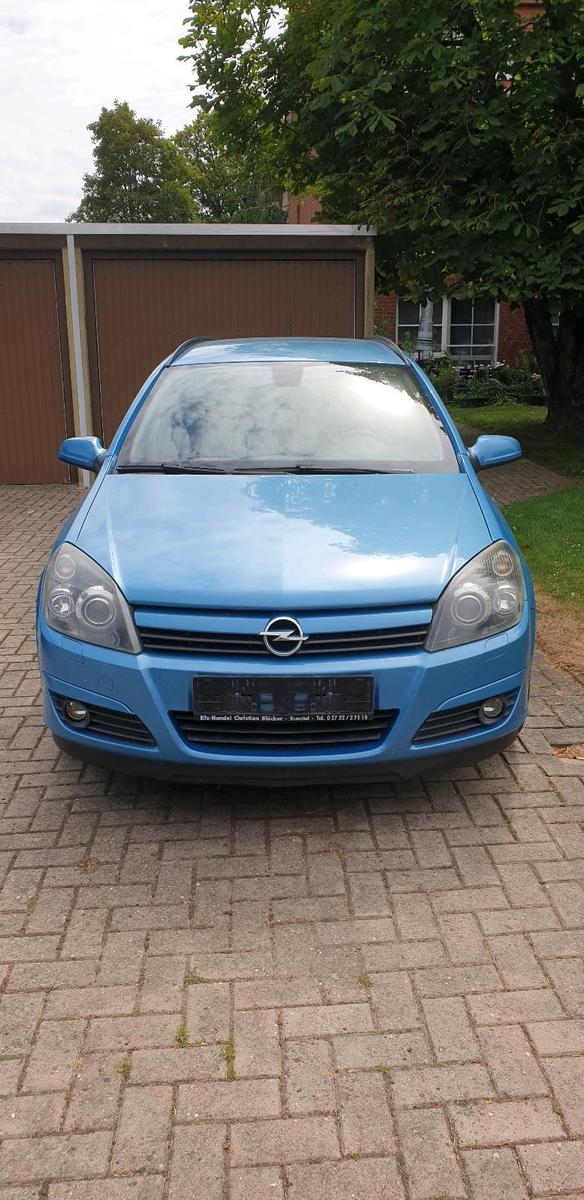 Opel Astra 2004 — rear view