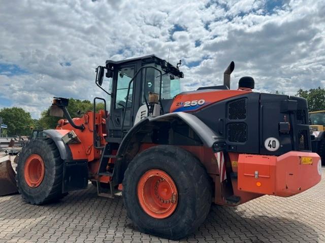 Hitachi ZW 250-6