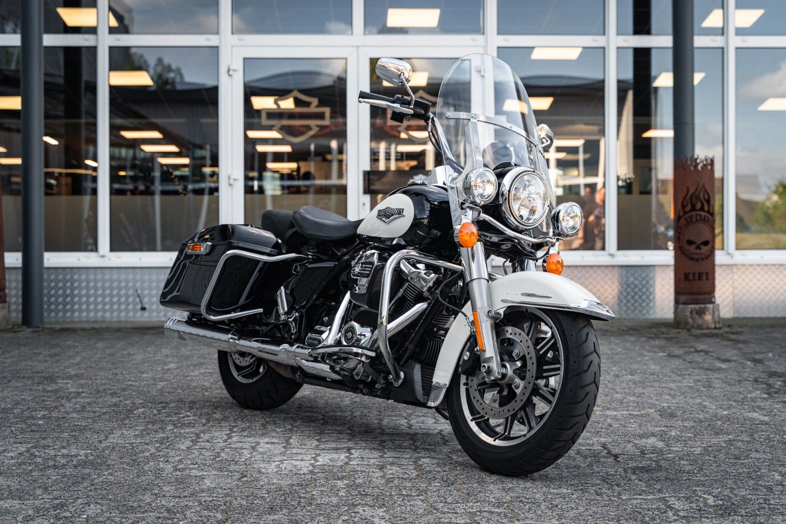 Fahrzeugabbildung Harley-Davidson ROAD KING POLICE FLHP TOURING - JEKILL&HYDE