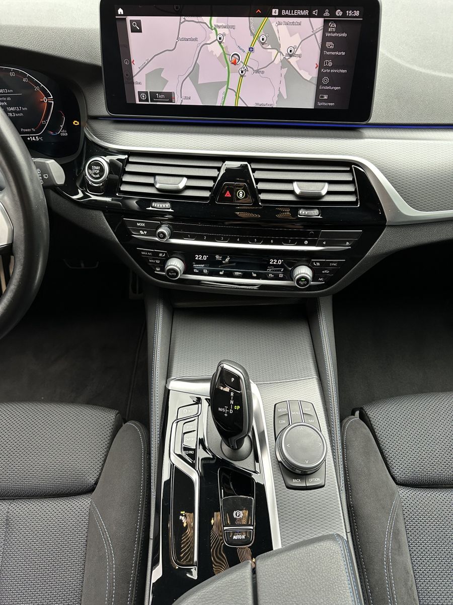 Fahrzeugabbildung BMW 520d Touring M-Sport NAV+LED+HIFI+KAMERA+18ZO+PP