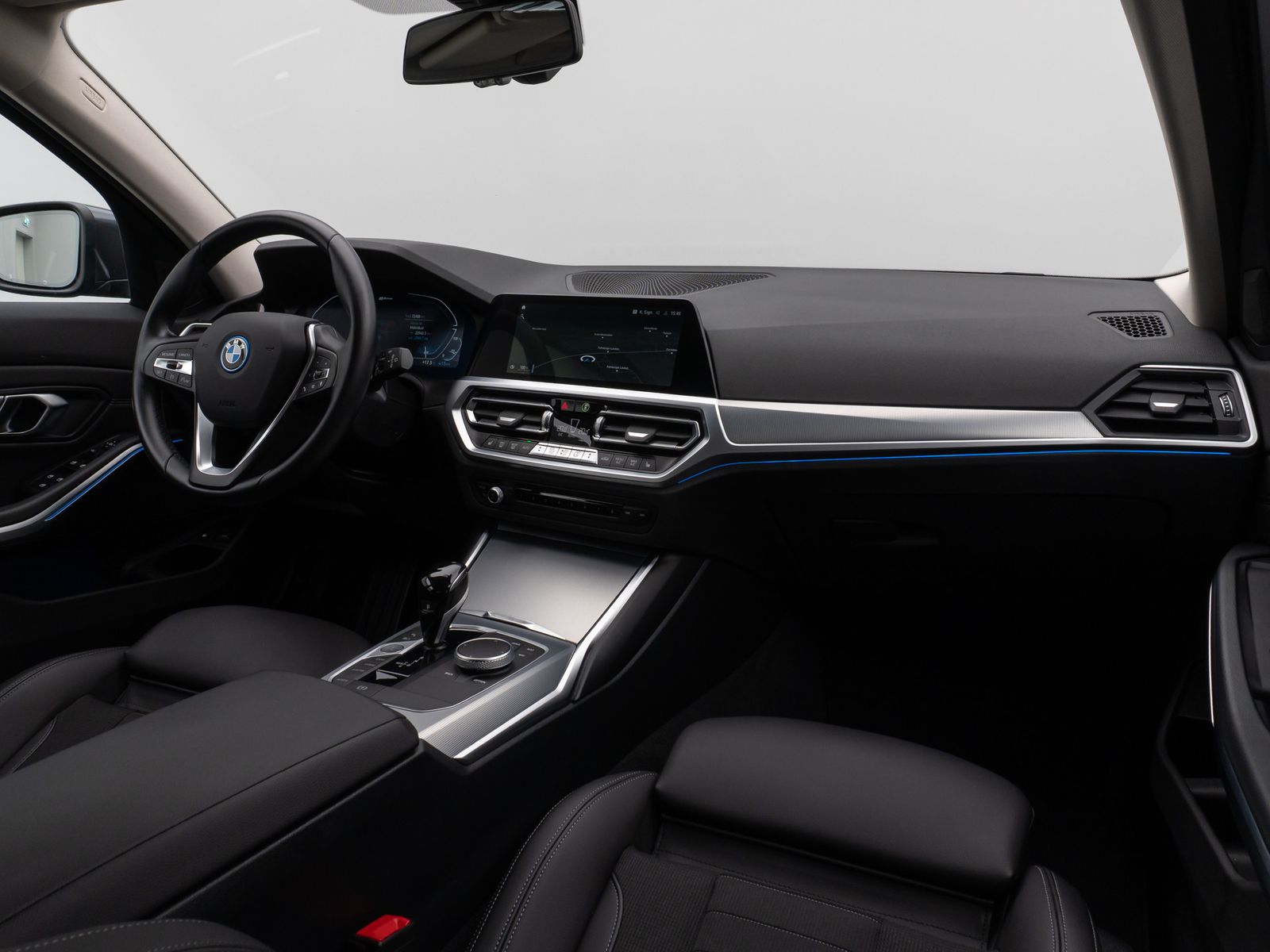 Fahrzeugabbildung BMW 330e Kamera DAB HiFi DrivingAssist Alarm Sport