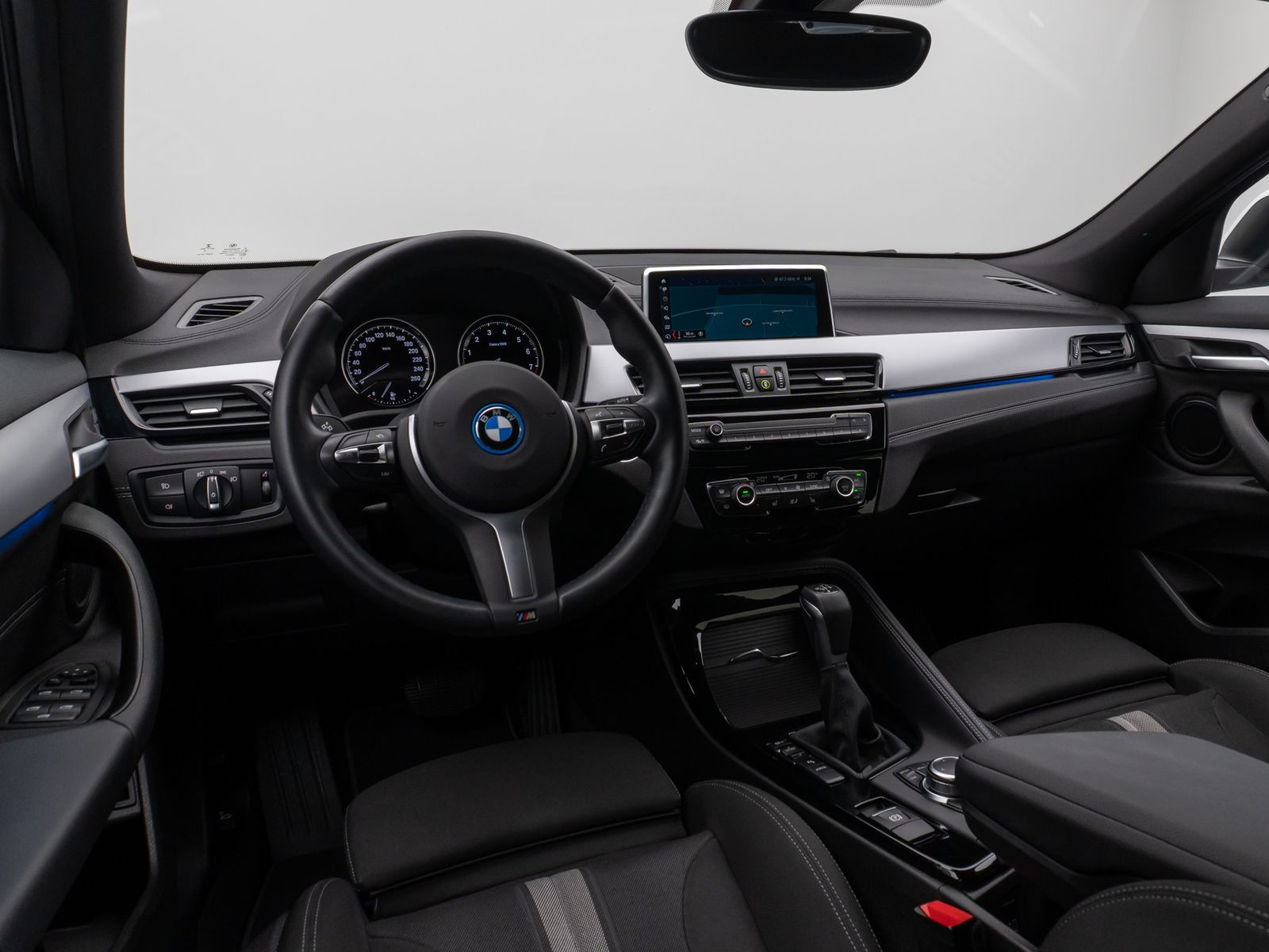 Fahrzeugabbildung BMW X2 xD25e Kamera DAB HiFi Navi Komfort Sport LED