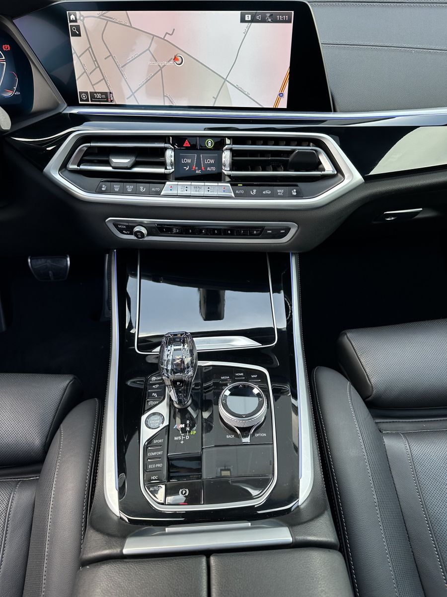 Fahrzeugabbildung BMW X5 M50i NAV+LASER+AHK+HEAD-UP+22ZO+PANO+360GRAD