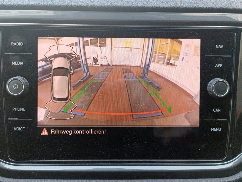 Fahrzeugabbildung Volkswagen T-Roc 1.5 TSI Sport DSG R-Line
