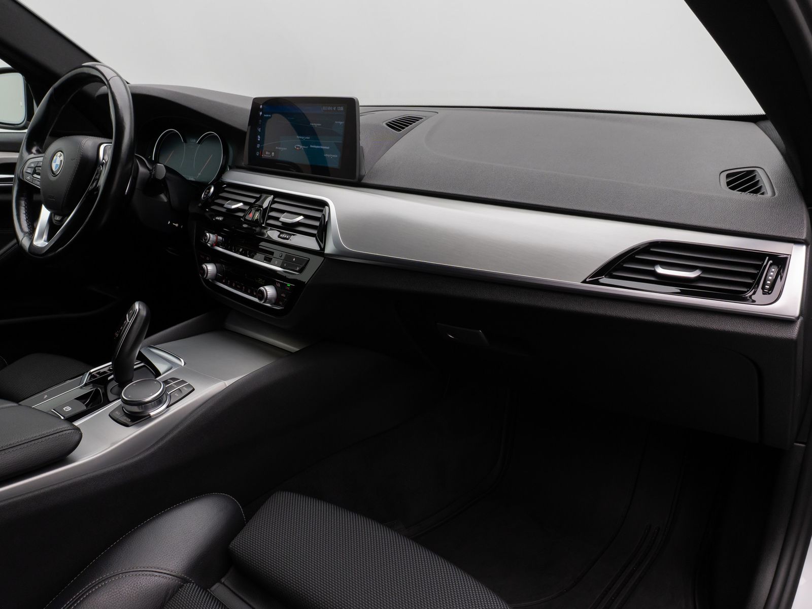 Fahrzeugabbildung BMW 520d  Sport Line HUD HiFi PDC Alarm DisplayKey