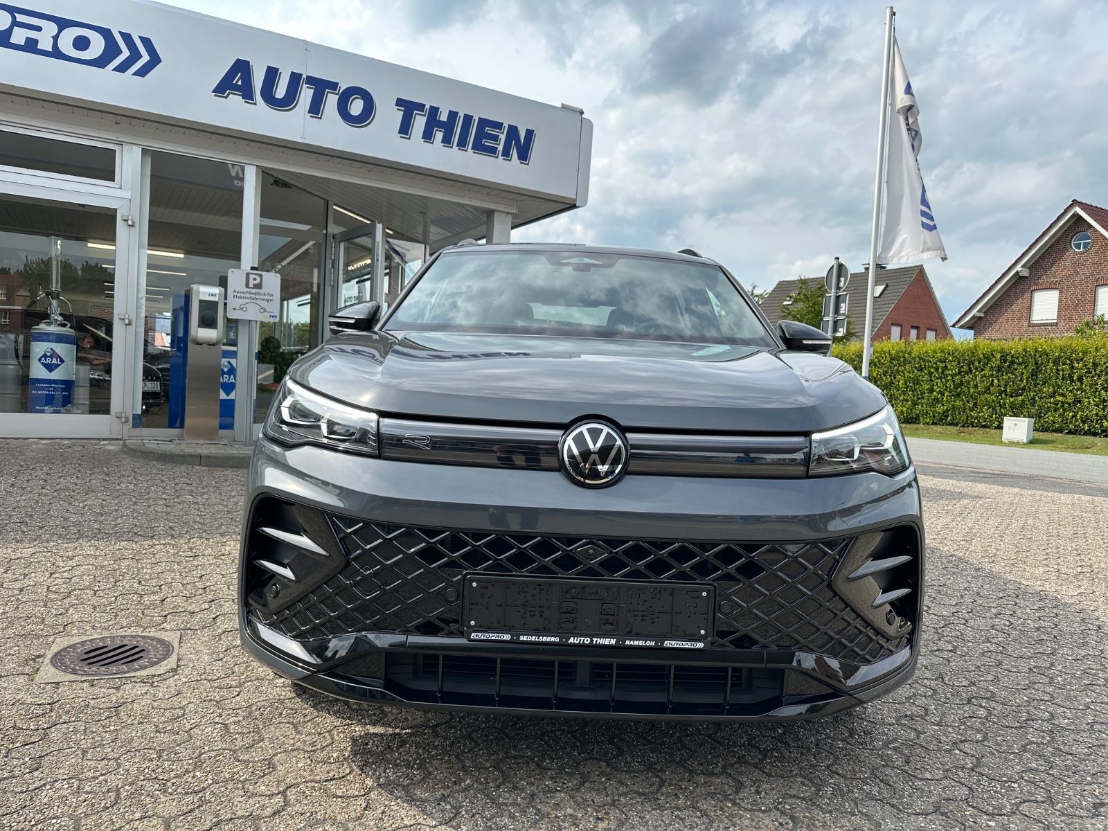 Fahrzeugabbildung Volkswagen Tiguan 2.0 TDI 4M R-Line Pano/AHK/ACC/Navi