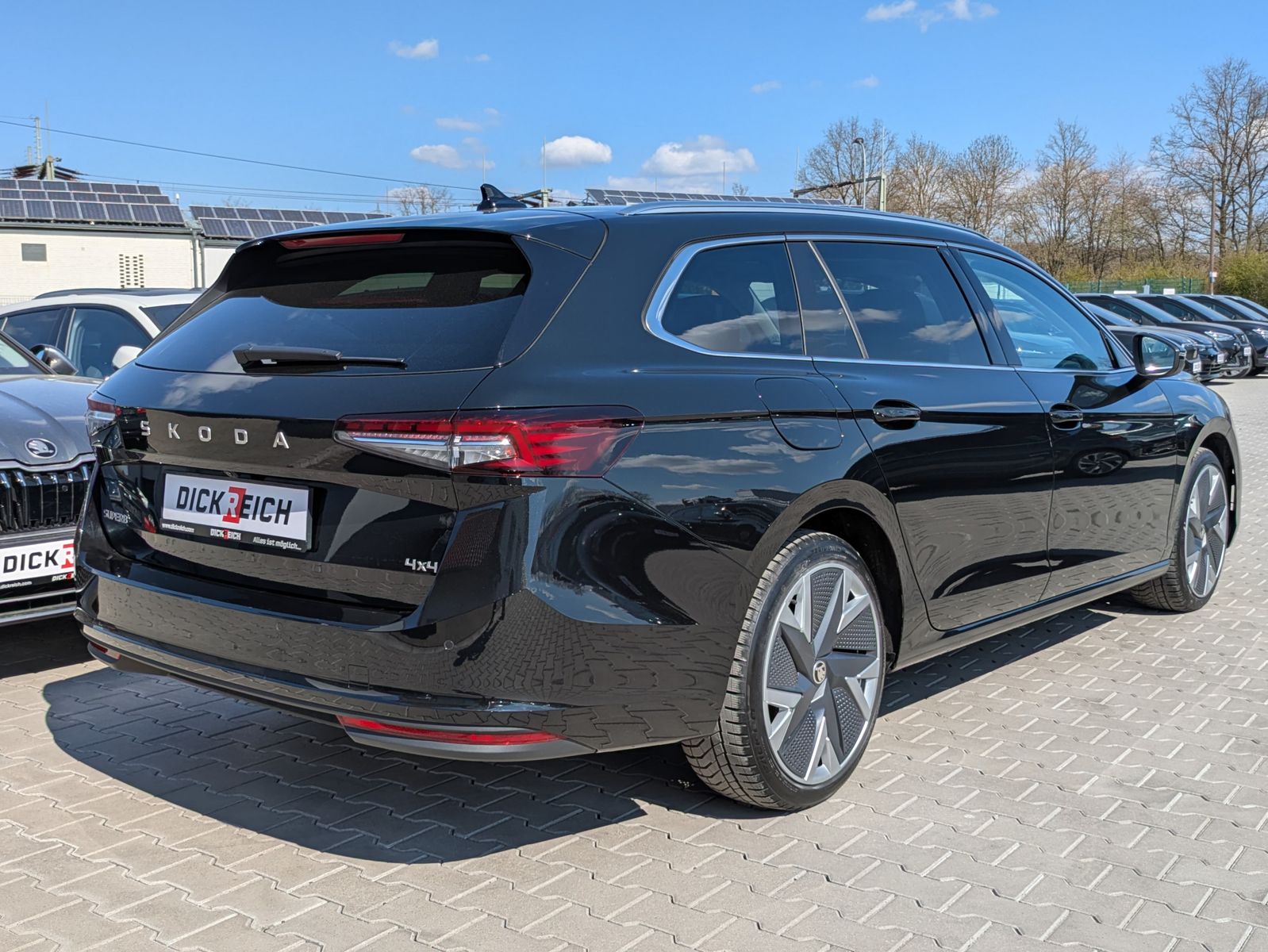 Fahrzeugabbildung SKODA Superb 2.0 TDI 4x4 Selection MATRIX*AHK*PANO*19"