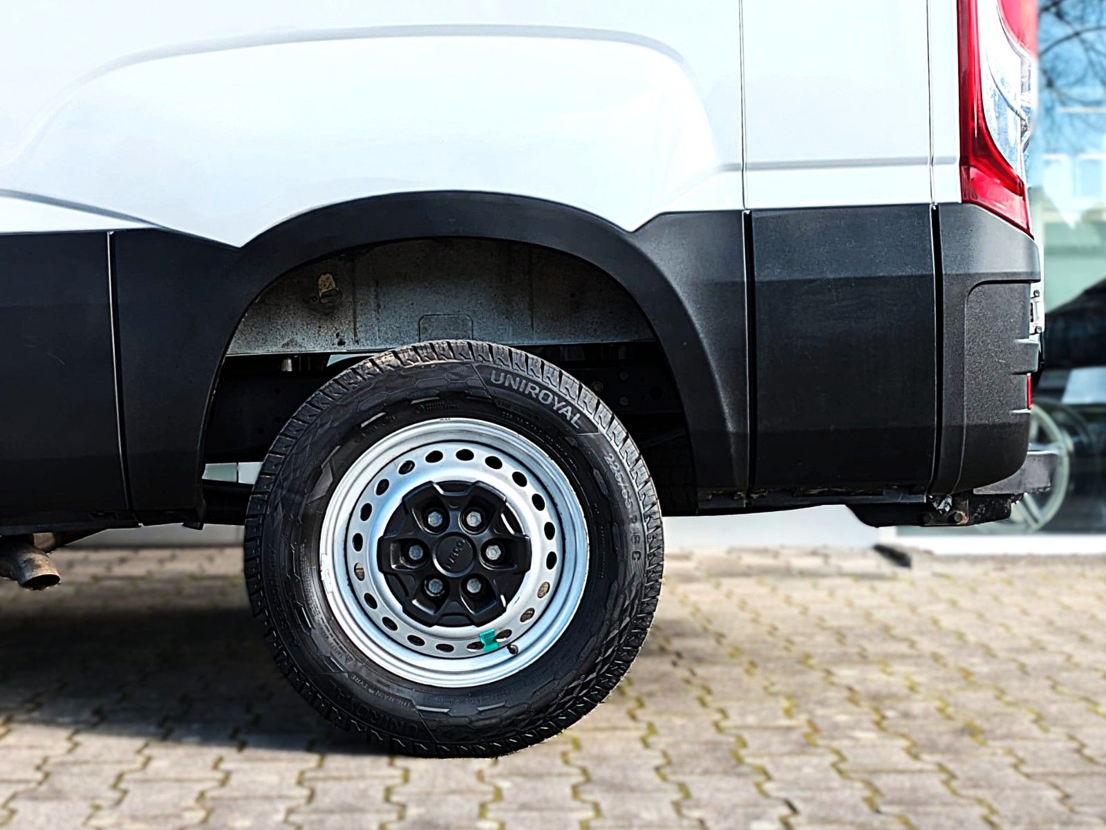 Fahrzeugabbildung Iveco Daily DOKA KASTEN 6 SITZE KLIMA NAVI STANDH. CAM