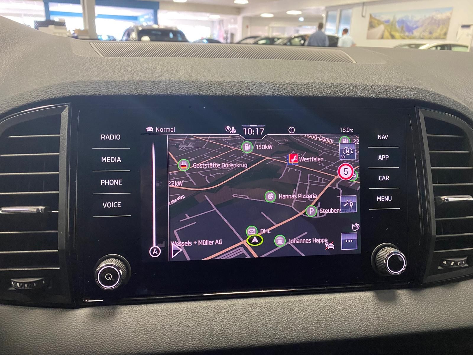 Fahrzeugabbildung SKODA Karoq 1.5 ACT SPORTLINE+5J GA+MATRIX+ACC+360+AHK