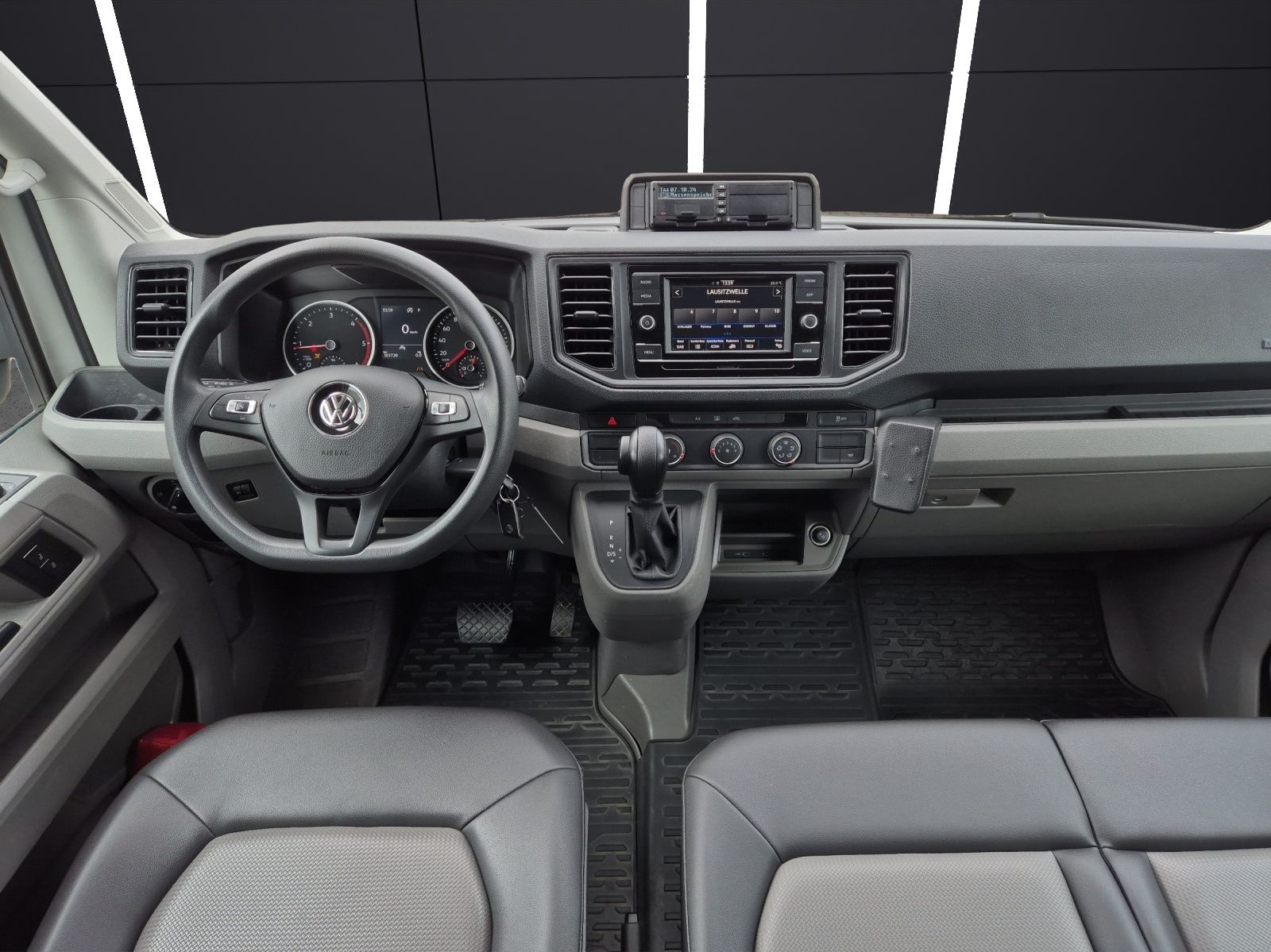 Fahrzeugabbildung Volkswagen Crafter 50 DSG LR HD 9-Si Rollstuhllift Trittstu