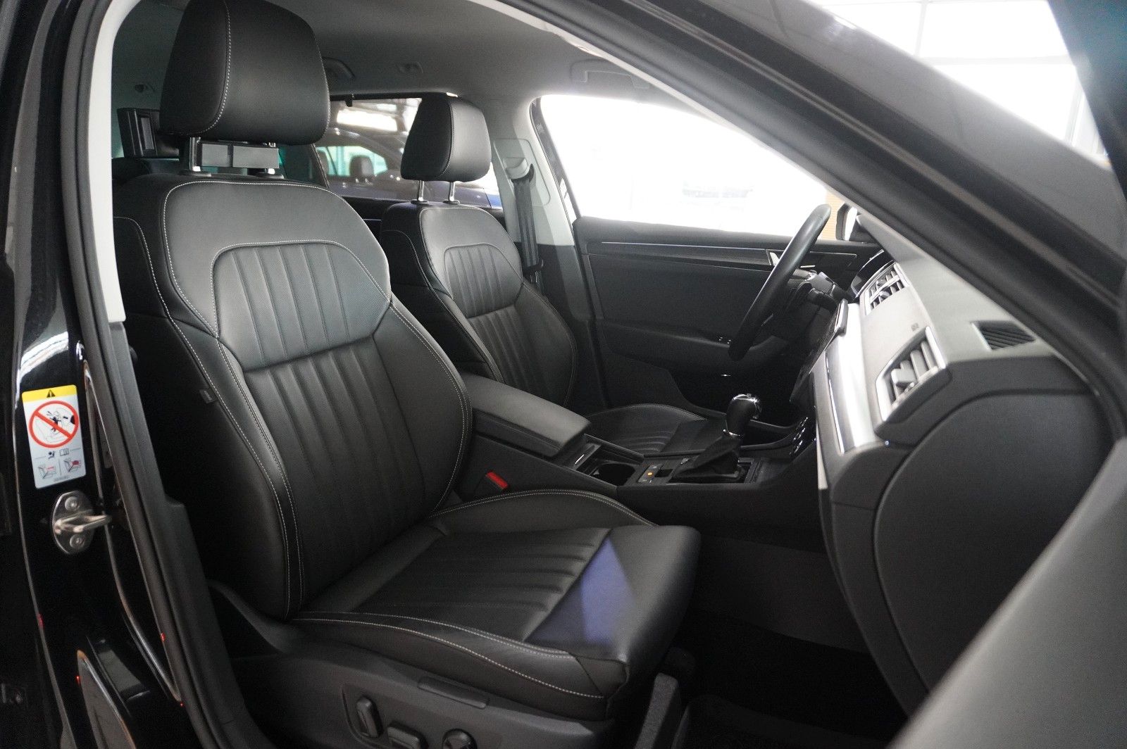 Fahrzeugabbildung SKODA Superb Combi 2.0D PREMIUM 4X4 NAVI/LED/360°/AHK