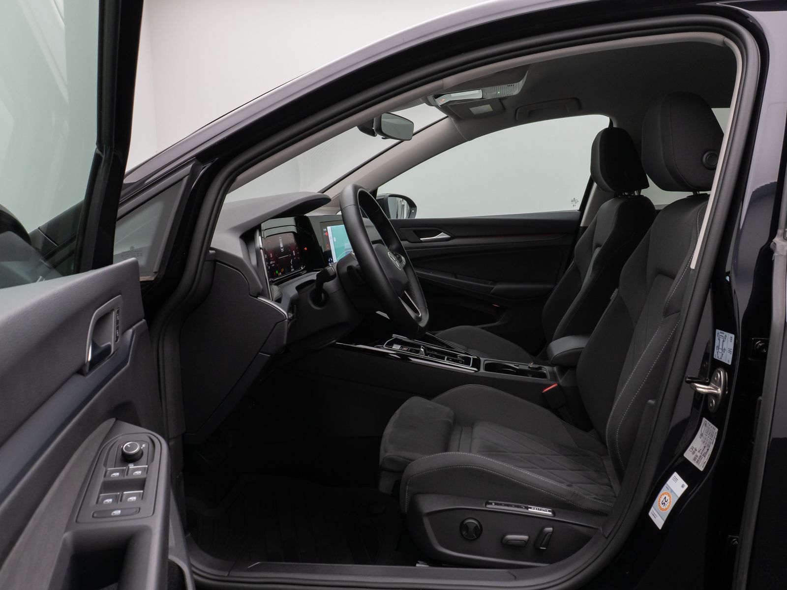 Fahrzeugabbildung Volkswagen Golf VIII Variant Style Kamera Massage AHK ACC